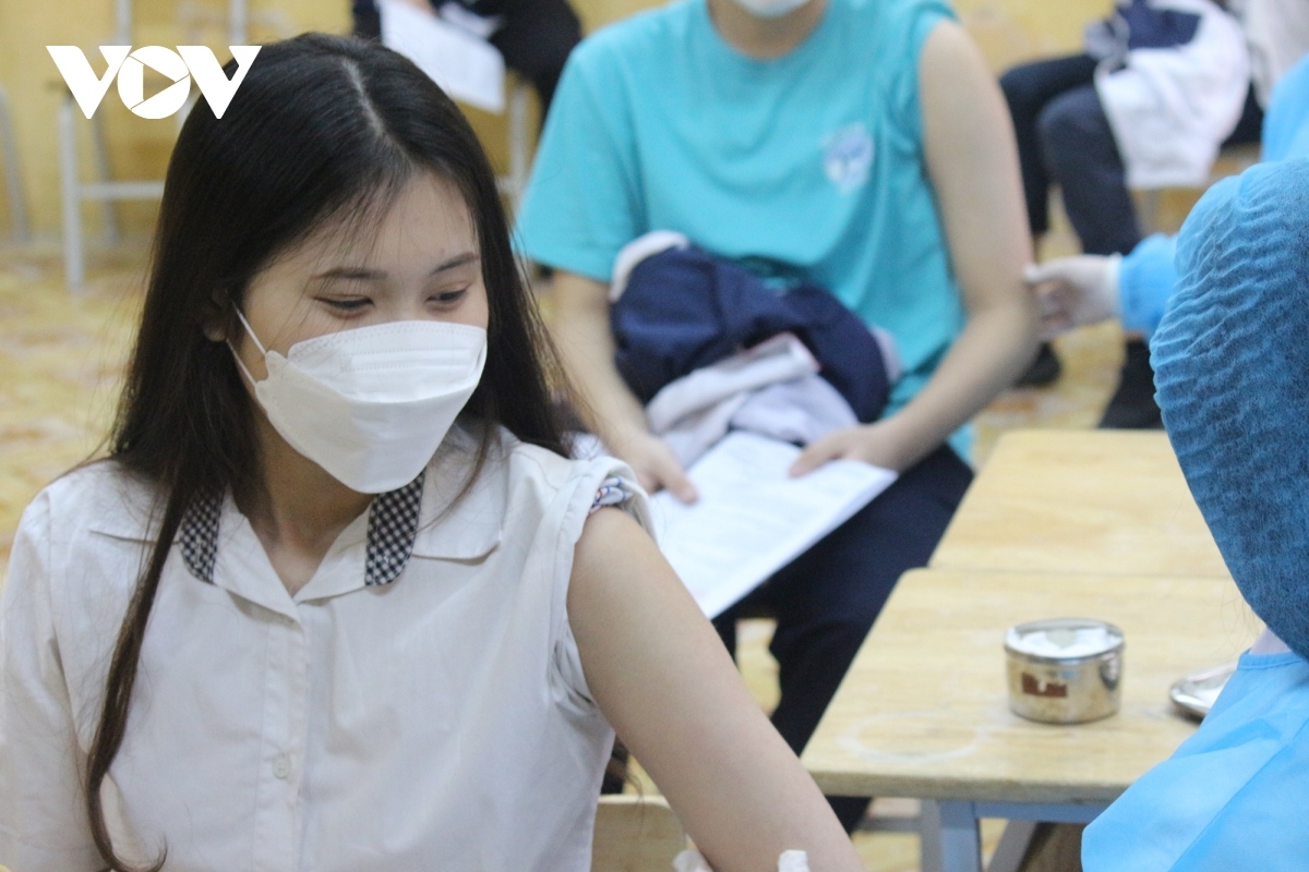 Số ca cộng đồng tiếp tục tăng, Hà Nội tiêm vaccine COVID-19 cho trẻ lớp 9
